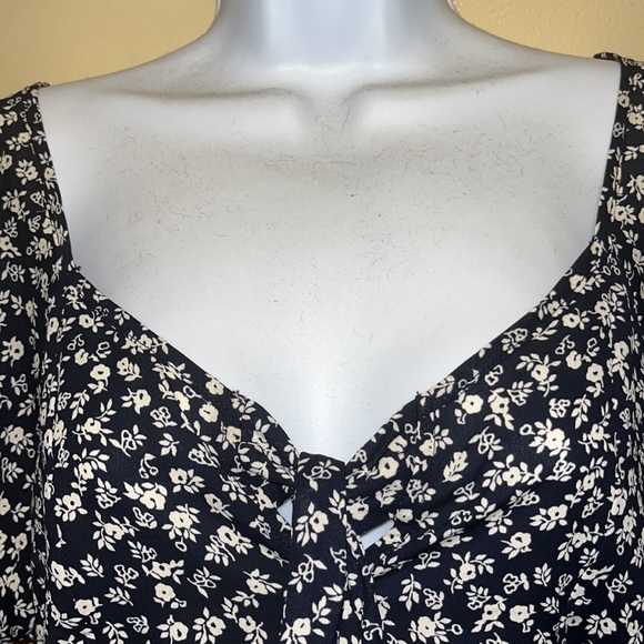 Very Pretty Lightweight Summer Blouse - Picture 3 of 5